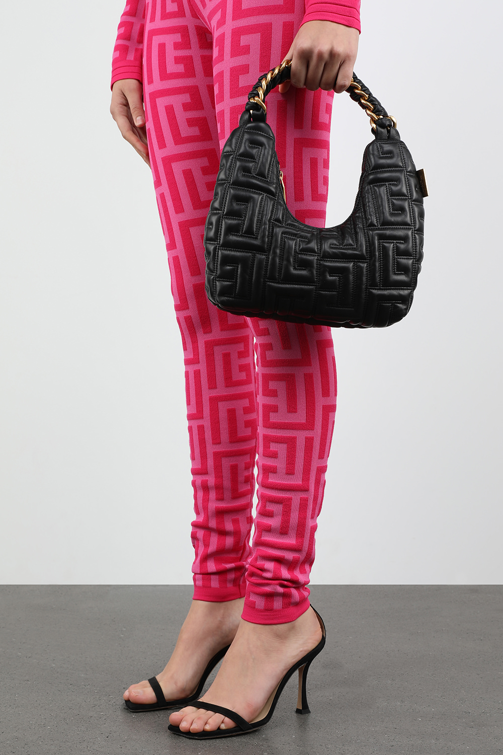 תמונת כל הלוק של תיק כתף קטן כרית הובו מונוגרמית בגוון שחור